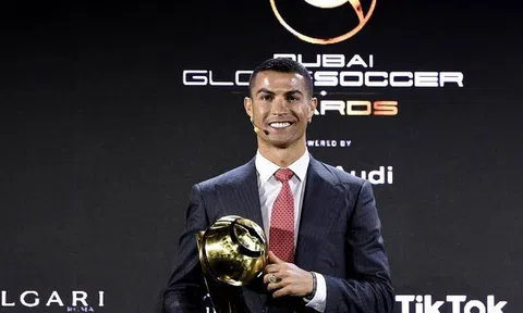 Ronaldo được xướng tên là Cầu thủ xuất sắc nhất thế kỷ
