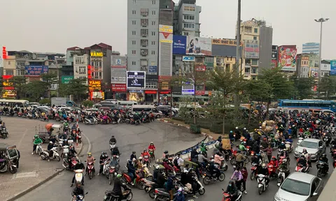 Hà Nội: Bất chấp nguy hiểm dòng xe nối đuôi nhau đi ngược chiều