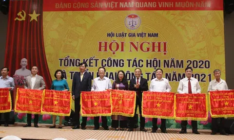 Tạp chí Đời sống & Pháp luật đón nhận Cờ thi đua của hội Luật gia Việt Nam