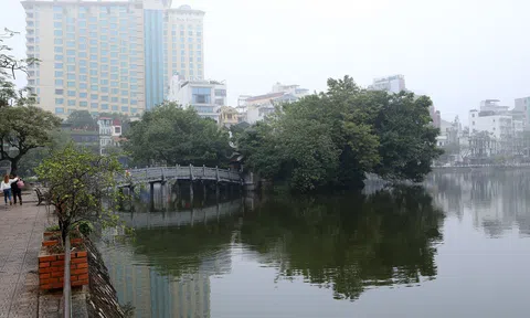 Ngôi đền độc đáo trên mặt hồ Trúc Bạch