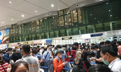Sân bay Tân Sơn Nhất đông nghẹt trong ngày cuối năm, hành khách rồng rắn xếp hàng dài chờ "check in"