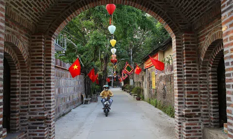 Cảnh tượng đặc biệt tại làng gốm lâu đời bên bờ sông Hồng