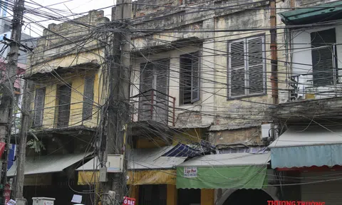 Hà Nội "mạng nhện" dây điện, cáp viễn thông bủa vây người đi đường