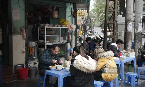 Hà Nội rét kỷ lục, chạm ngưỡng 10 độ nhưng quán xá vẫn tấp nập