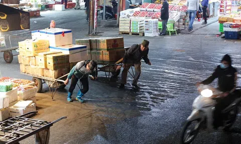 Hình ảnh người dân oằn mình trong đêm lạnh cắt da cắt thịt