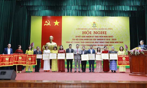 Công đoàn Dược phẩm Tâm Bình nhận Cờ thi đua của LĐLĐ thành phố Hà Nội
