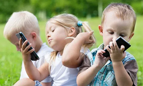 Sử dụng thiết bị điện tử quá nhiều có thể gây hại cho não bộ của trẻ?