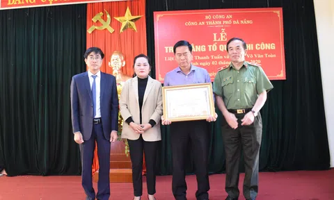Trao bằng Tổ quốc ghi công cho 2 chiến sĩ công an Đà Nẵng hi sinh khi truy bắt nhóm gây rối trật tự