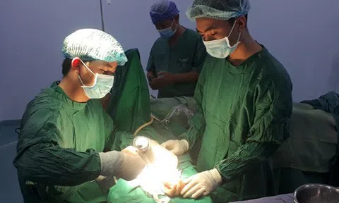 Bị đứt gân chân khi chơi nhảy dây