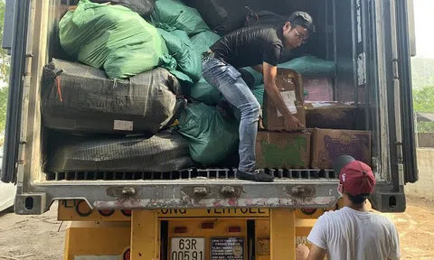 Đà Nẵng: Tạm giữ xe container chở đầy túi xách, giày dép không nguồn gốc