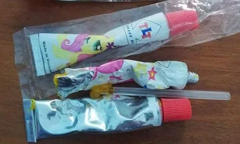 3 học sinh bị ngộ độc khí cười khi thổi kẹo bong bóng trước cổng trường