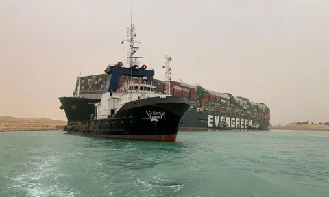 Tận dụng thủy triều, giải cứu thành công siêu tàu mắc kẹt ở kênh đào Suez
