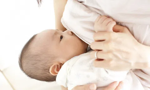 Phụ nữ sau sinh nên uống gì để lợi sữa?
