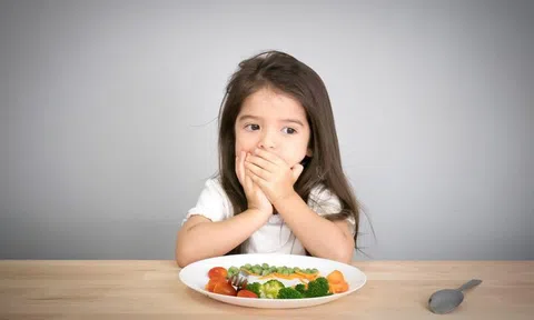 Bé tự nhiên lười ăn – Giải pháp nào dành cho trẻ