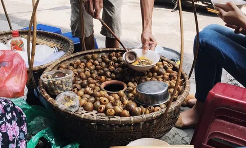 Chua thanh bát bún ốc nguội ngày hè