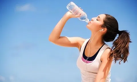 Tránh để cơ thể mất nước vào mùa nắng nóng bằng những tuyệt chiêu sau đây