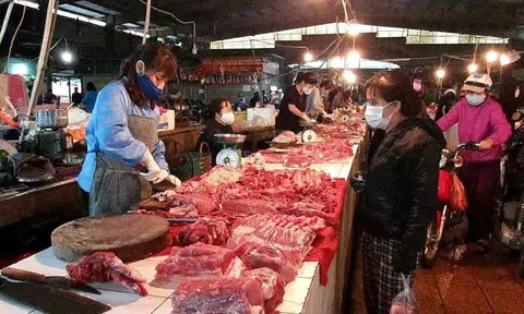 Giá thịt lợn giảm mạnh - Tiểu thương vẫn khóc ròng than ế