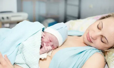 Da kề da sau sinh: Điều kỳ diệu từ cái ôm đầu của mẹ