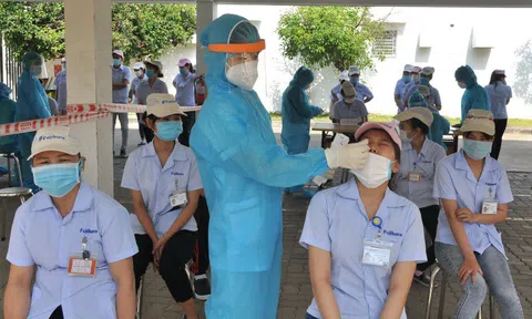 Ba nhân viên y tế ở Bắc Giang lây nhiễm COVID-19 khi lấy mẫu xét nghiệm