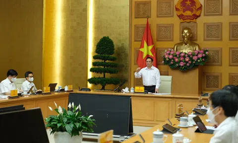 Thủ tướng: Tạo mọi điều kiện sản xuất bằng được vắc xin phòng chống COVID-19 để chủ động lo cho người dân