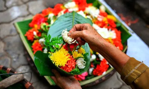 Gánh hàng hoa níu miền ký ức của cụ bà ở phố cổ Hà Nội