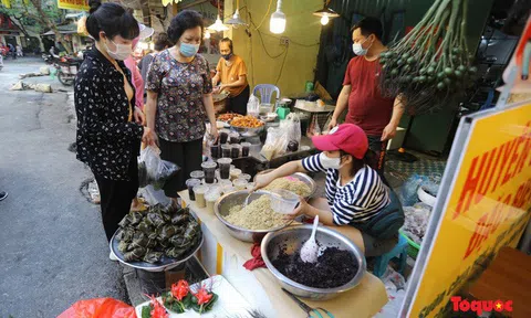 Người Hà Nội dậy sớm, tất bật đi chợ ăn Tết “giết sâu bọ”