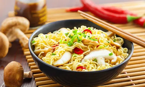 Cách ăn mì gói để đảm bảo sức khỏe hơn