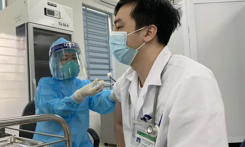 Những dấu hiệu nào cho thấy bạn có thể gặp nguy hiểm sau khi tiêm vắc xin phòng COVID-19?