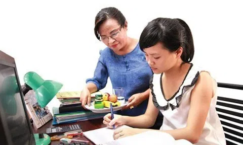 Những điều cha mẹ cần tránh để giảm áp lực cho con trước mùa thi