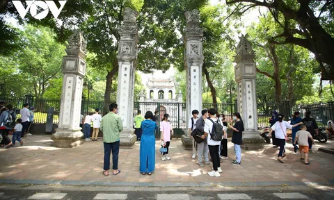 Hà Nội: Sĩ tử thành tâm đi chùa cầu may trước ngày "vượt vũ môn"
