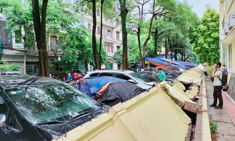 Hà Nội: Bức tường đổ sập, đè hàng loạt ô tô trên vỉa hè