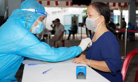 Người cao tuổi tiêm vắc xin phòng COVID-19: Những lưu ý cần biết!