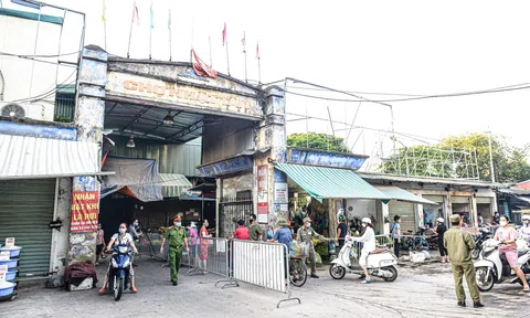 Hà Nội:  Chợ dân sinh đầu tiên phát thẻ đi chợ theo ngày, giờ cho người dân