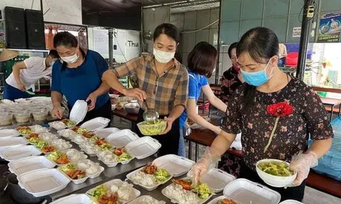 Tùng Lộc (Can Lộc – Hà Tĩnh): Những bữa cơm ấm lòng cho bà con cách ly