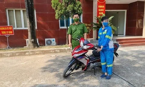 Nam Từ Liêm (Hà Nội): Các chiến sĩ công an góp tiền tặng xe máy cho nữ lao công bị cướp