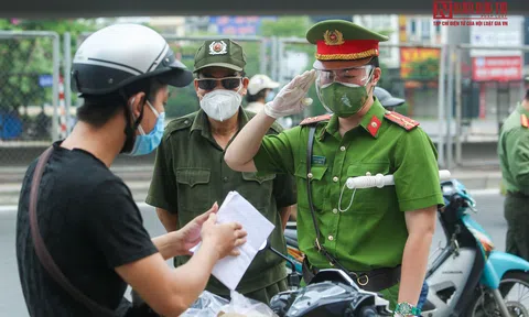 Hà Nội: Huỷ bỏ quy định người đi đường phải có "lịch trực, lịch làm việc"