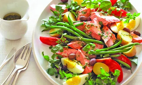 Ăn salad giảm cân, bạn nên tránh 11 loại “topping” này