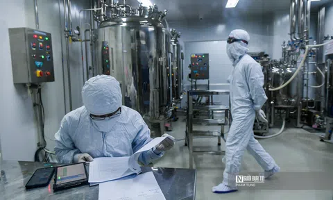 Bên trong nhà máy sản xuất dung môi tiêm vắc-xin Pfizer