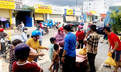 Kiên Giang: Gần 2 tấn gạo hỗ trợ người dân nghèo Phú Quốc