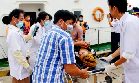 Kiên Giang: Cứu thành công 5 thuyền viên bị nạn trên biển đưa về Phú Quốc an toàn