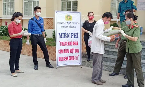 Công an Đồng Nai: Những suất quà sẻ chia khó khăn mùa Covid-19