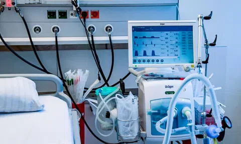 Tặng máy thở và 1.000 bộ kit xét nghiệm SARS-CoV-2 cho ngành y tế Đà Nẵng