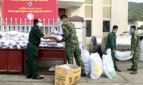 Kiên Giang: Đồn Biên phòng Hòn Sơn hỗ trợ người nghèo bị ảnh hưởng Covid-19