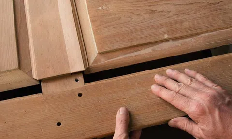 Các mẹo chống cong vênh cửa gỗ hiệu quả nhất