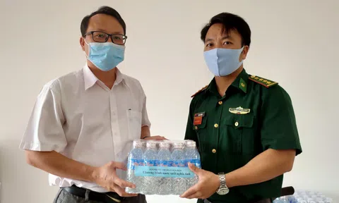Kiên Giang: Tặng 2.400 chai nước suối nghĩa tình cho tuyến đầu biên giới phòng chống dịch Covid-19
