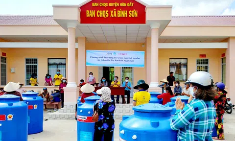 Kiên Giang: Trao bồn chứa nước cho dân nghèo vùng hạn mặn