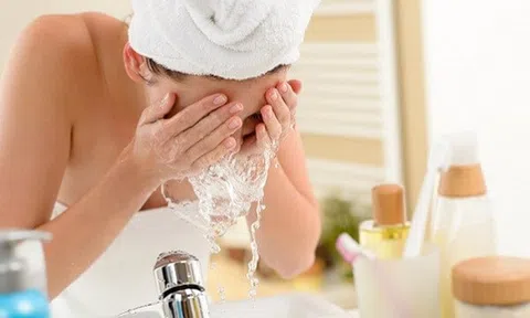 Detox da mặt bằng nước khoáng có gas theo kiểu Hàn