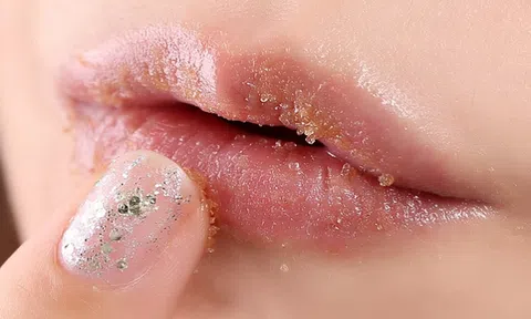7 Bí quyết chăm sóc môi ngày hè để luôn mềm mịn, quyến rũ