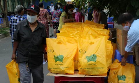 Bình Tây hỗ trợ thực phẩm cứu trợ cho người nghèo và người lao động mất việc làm do Covid - 19