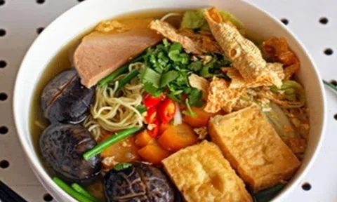 Mì chua cay của Bình Tây - Hương vị chay cay quen thuộc kết hợp với sợi mì chay mới lạ